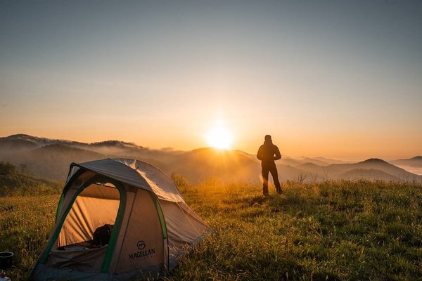 Randonnée itinérante en montagne : tente ou refuge ?
